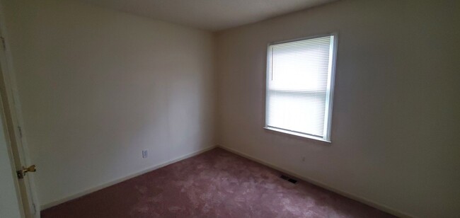 Building Photo - 3 Bedroom 1.5 Bathroom House