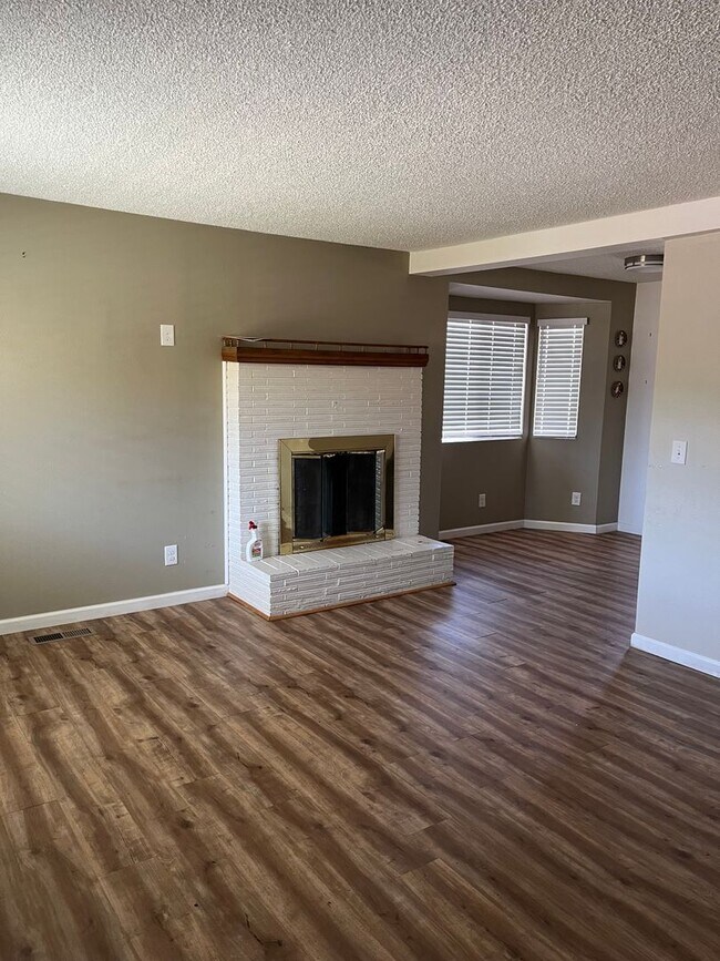 Building Photo - 3 Bedroom 2 Bath Home