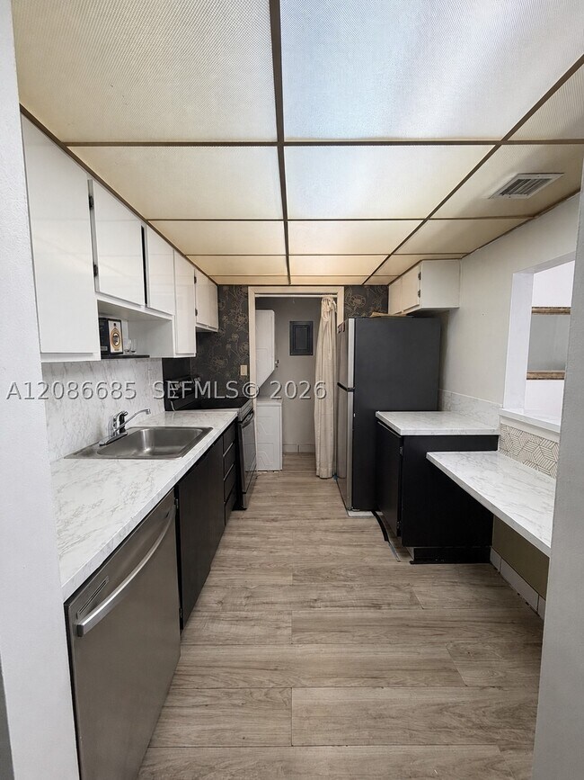 Foto del edificio - 240 Lakeview Dr