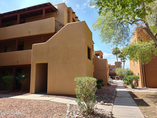 Building Photo - 1810 E Blacklidge Dr