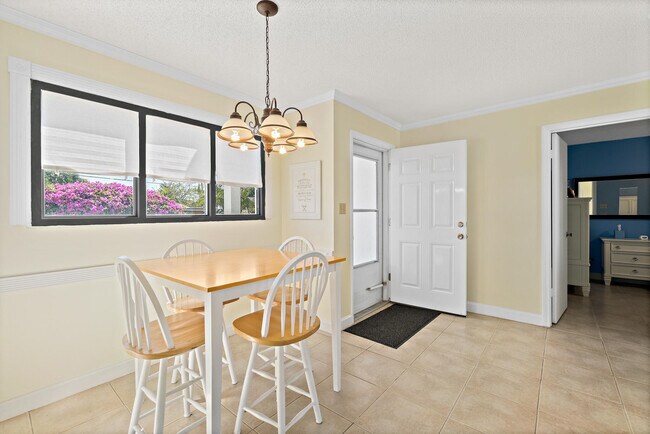 Foto del edificio - 612 Beach Park Ln