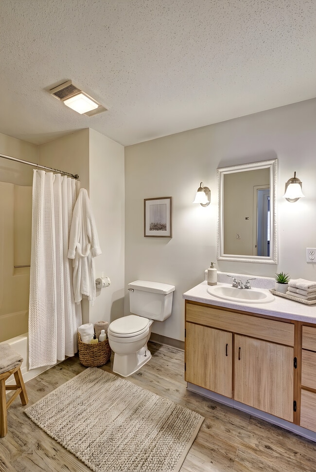 Building Photo - Woodland Apartments