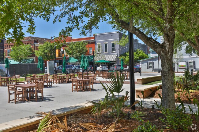 Enjoy public seating on the square near the courthouse in Laurens SC.