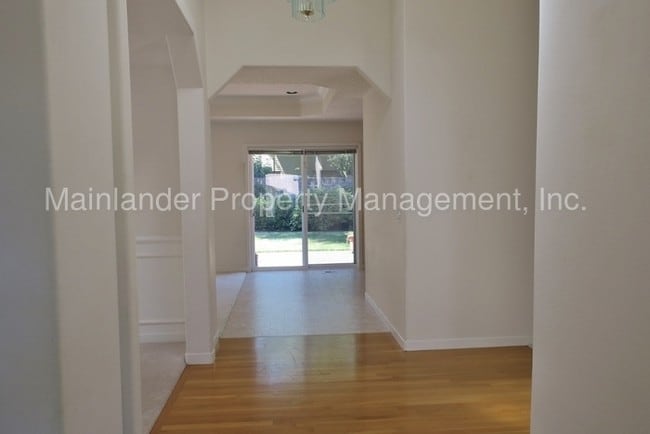 Building Photo - 28655 SW Sandalwood Dr