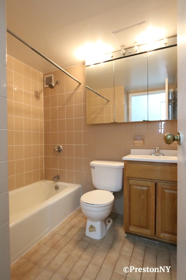 Building Photo - 221 E 21st St