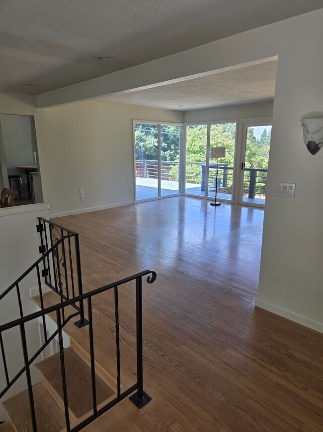 Foto del edificio - Popular West Linn! Tons of Space and great...