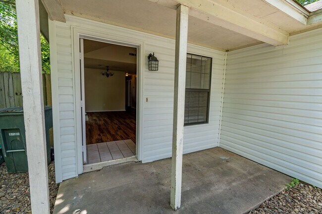 Building Photo - Refreshed 3 BR/2 BA home near I-49/UofA! Large fenced yard!