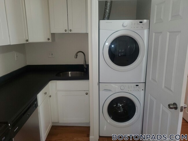 Building Photo - 914 Dorchester Ave