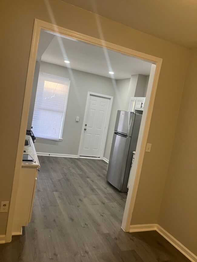 Building Photo - 512 N Curley St