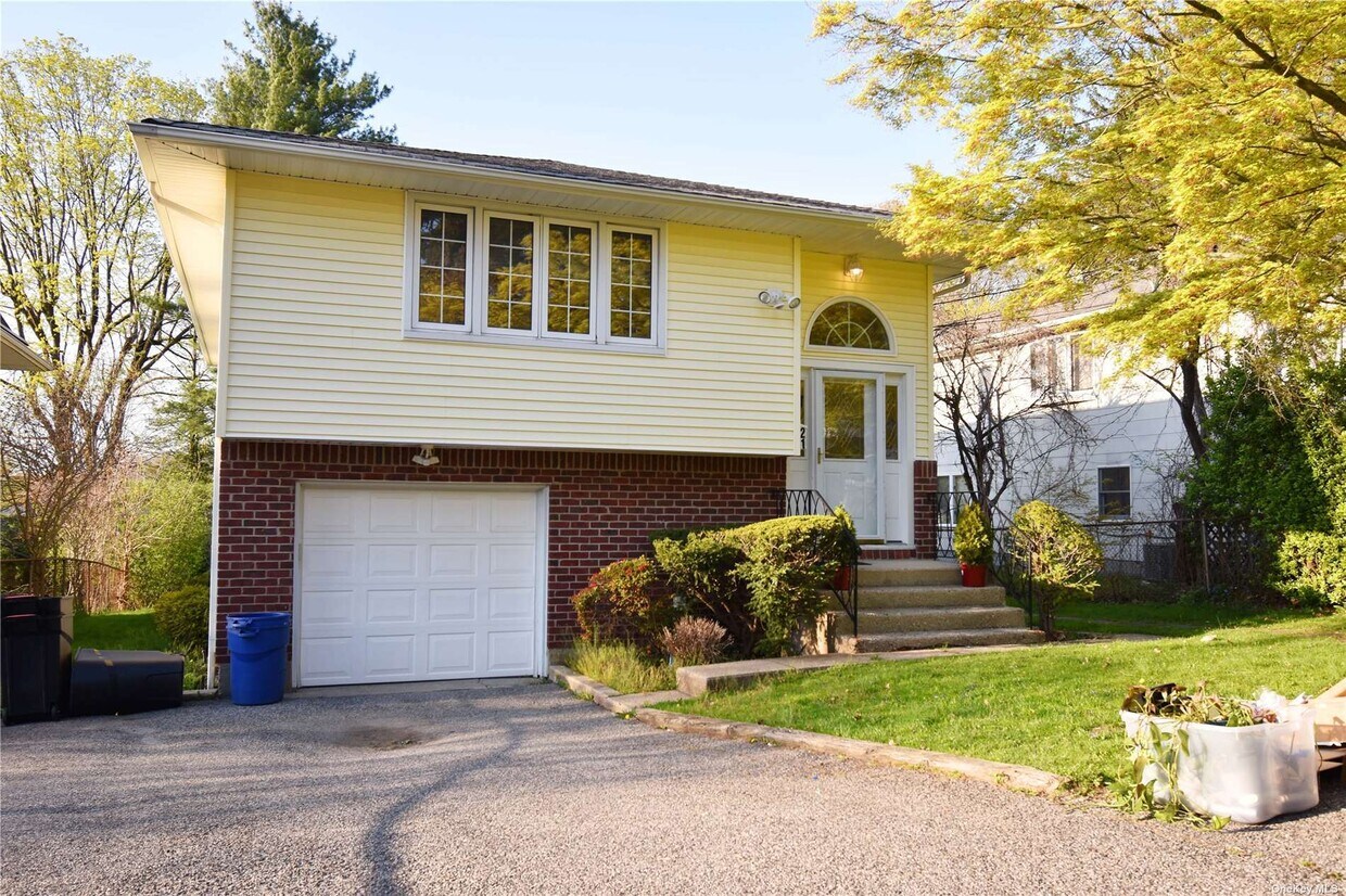 Primary Photo - 21 Ketewomoke Dr