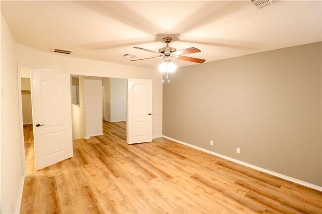Foto del edificio - Beautiful 2-Level 3 BR / 2.5 BA Home for R...