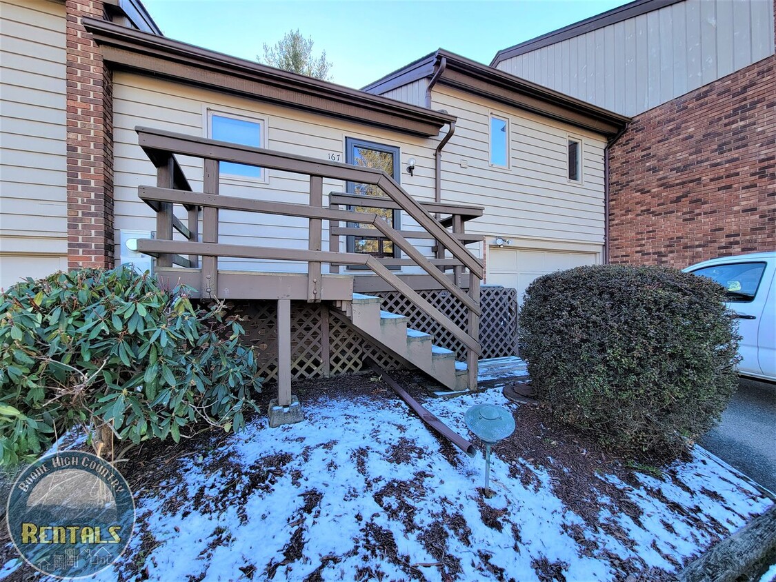 Foto principal - 1/1.5 Townhome located near Boone Golf Course!