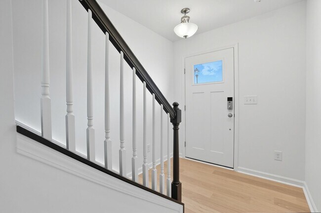 Foto del edificio - Brand-new three-story townhome in the Univ...