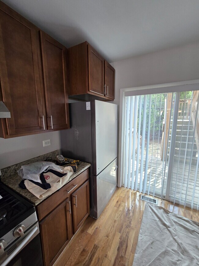El apartamento ofrece muchísima luz natural. - 1115 W 18th Pl