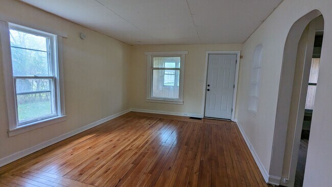 Building Photo - 2404 Leahy, 3 bedroom house with basement