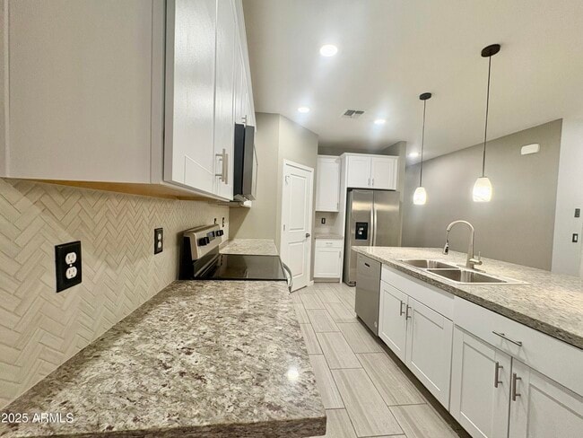 Building Photo - 1325 S 223rd Dr