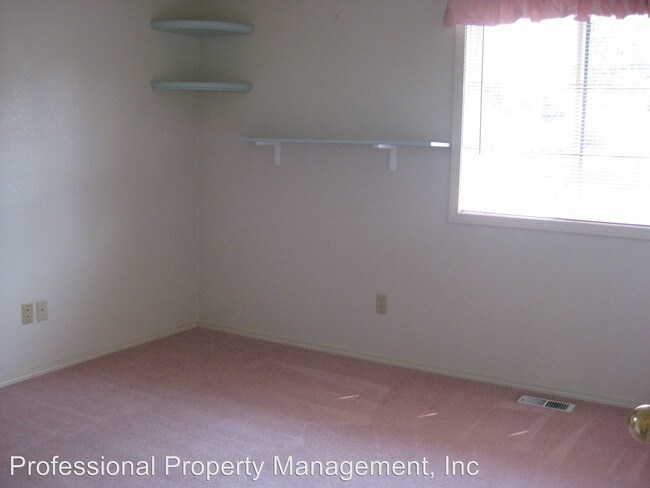 Building Photo - 2700 Southhills Dr