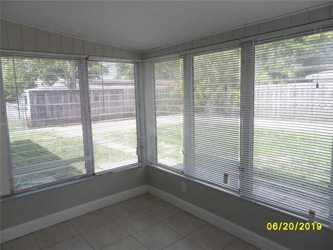 Building Photo - 207 NE 16th Ave