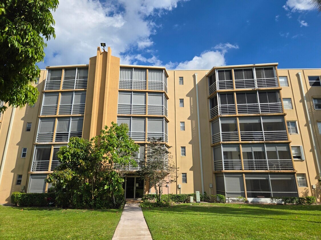 Foto principal - 5201 NW 2nd Ave