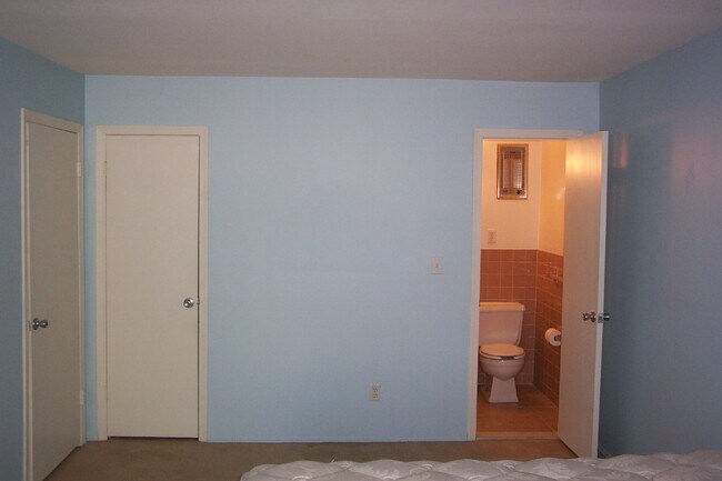 Master bedroom with bath - 424 Carpenter Avenue