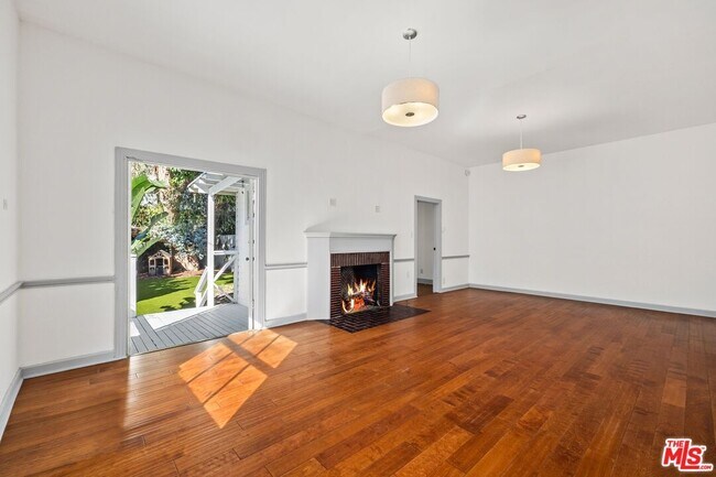 Foto del edificio - 153 Hollister Ave