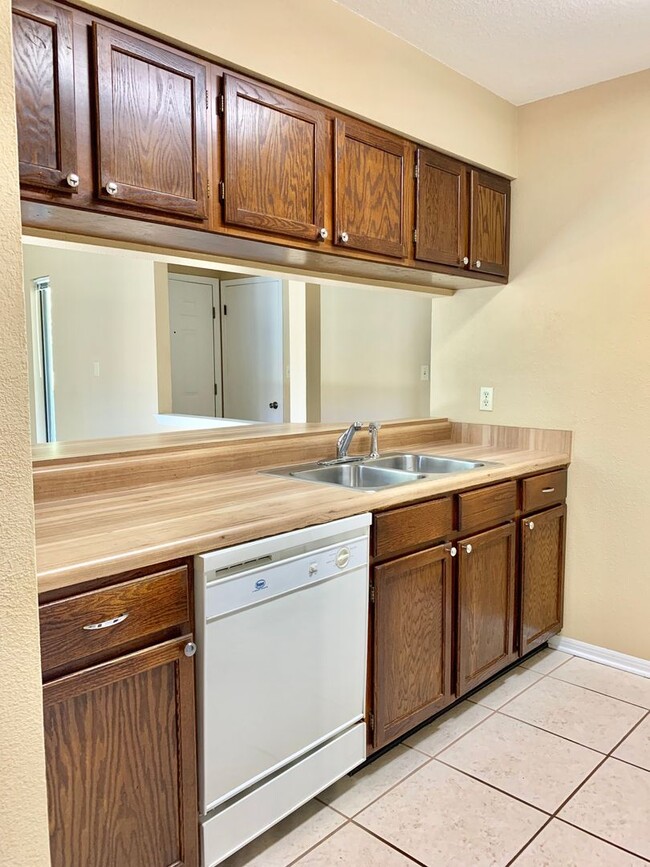 Building Photo - Stunning 2 Bedroom Condo for Rent!