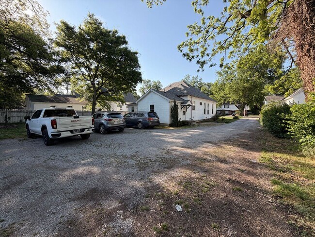 Foto del edificio - 335 E Burton St