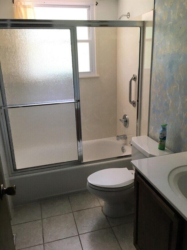Building Photo - Charming brick home for rent with 3bd 2ba ...