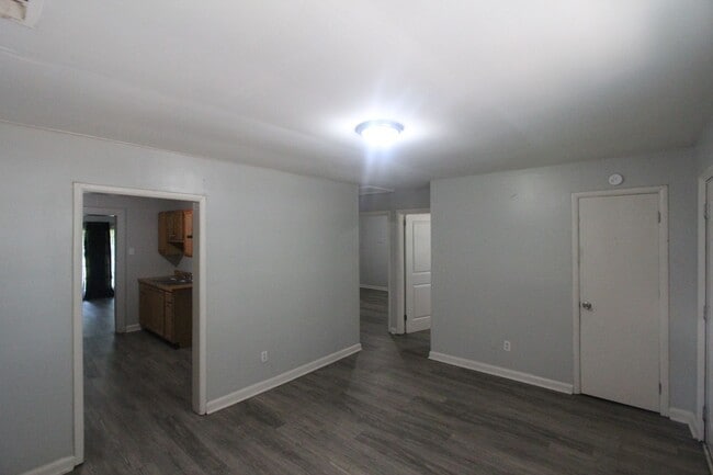 Building Photo - New On The Market!  Fresh Updates!!