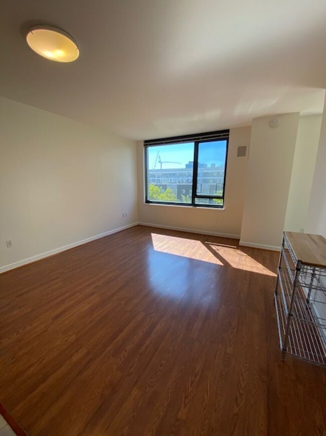 Building Photo - Bright and spacious one bedroom condo unit...