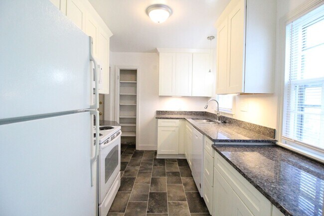 Building Photo - 2 Bedroom 1 Bath Home In Fairway