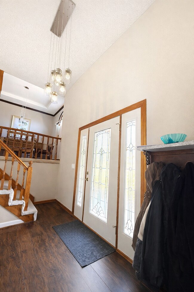 Foto del edificio - 4 Bed Lenexa Home w/ Finished Basement, Solar, 3 Car Garage and Fenced Yard!!