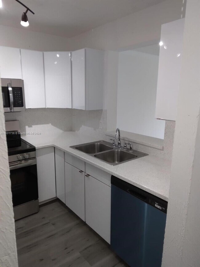 Building Photo - 8610 N Sherman Cir