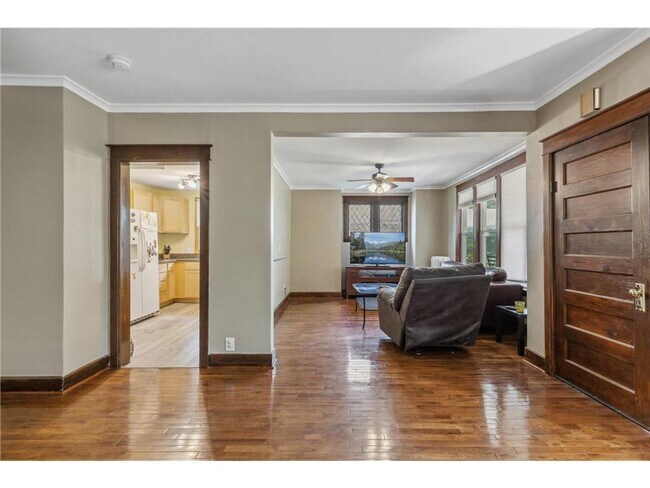 Building Photo - Cute three-bedroom, three-bath home in St....
