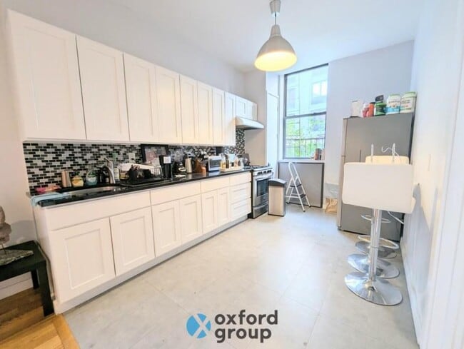 Building Photo - 3 bedroom in Brooklyn NY 11206