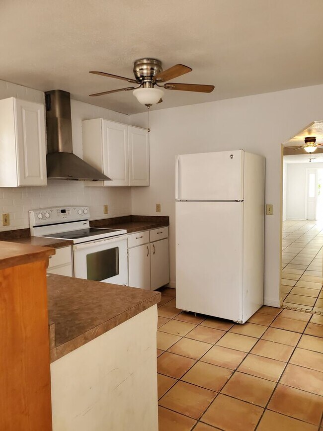 Building Photo - Nice home FOR RENT in St Pete