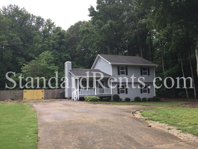 Building Photo - Huge yard!