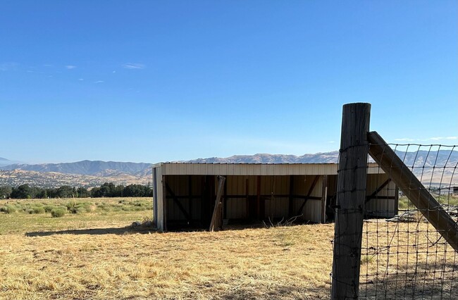 Building Photo - Horse Property 3+3  READY NOW! Water Inclu...