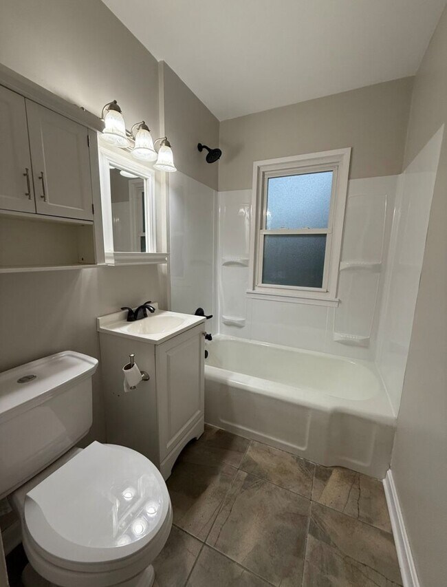 Foto del edificio - 3 Bed - 1 Bath House Available in Akron, Ohio