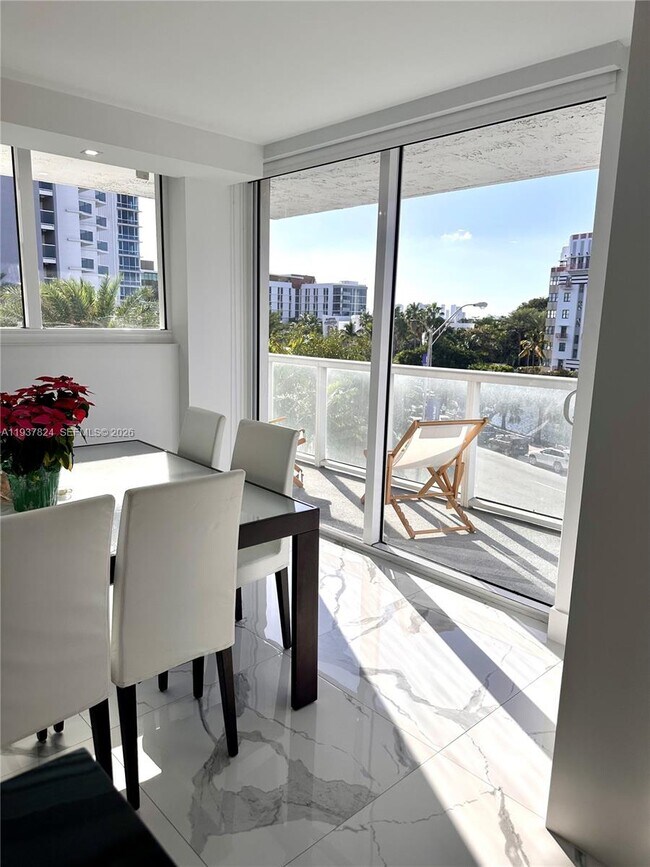 Foto del edificio - 2457 Collins Ave