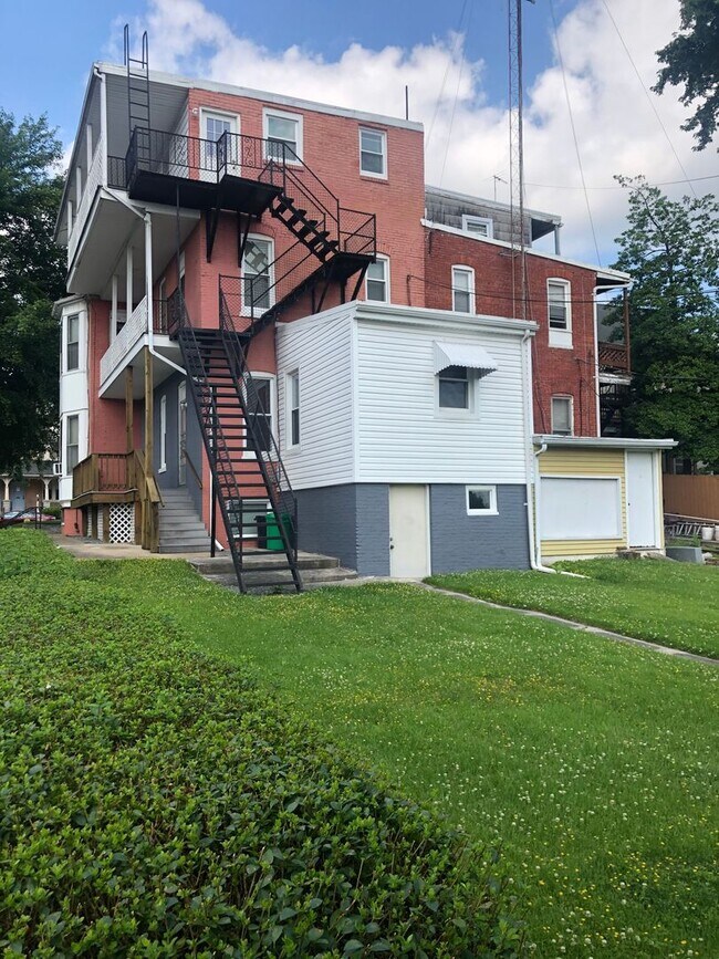 Building Photo - 1207 N George St