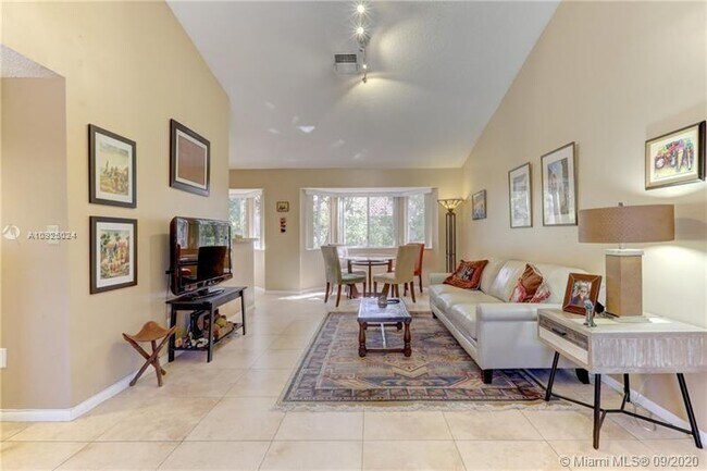 Foto del edificio - 982 NW 93rd Ave