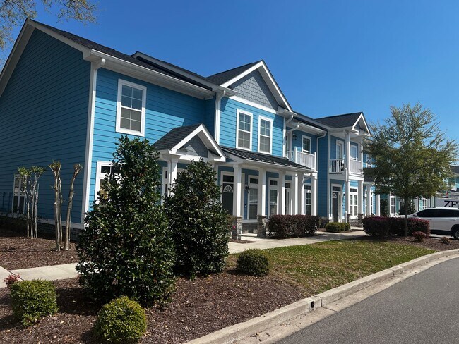 Foto del edificio - Available Now! - Pet Friendly 2 Bedroom, 2.5 Bath Townhome at Market Common! Cable and Internet I...