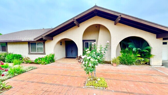 Building Photo - Lovely Single Story Home, Beautiful Neighb...