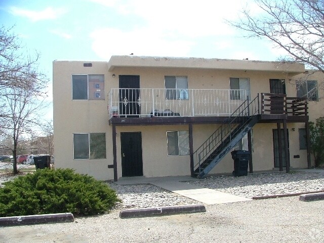 Building Photo - 233 Hanosh Ct SE