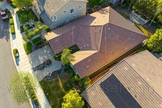 Foto del edificio - Luxury And Stunning Single Story 5 Bed/3 B...
