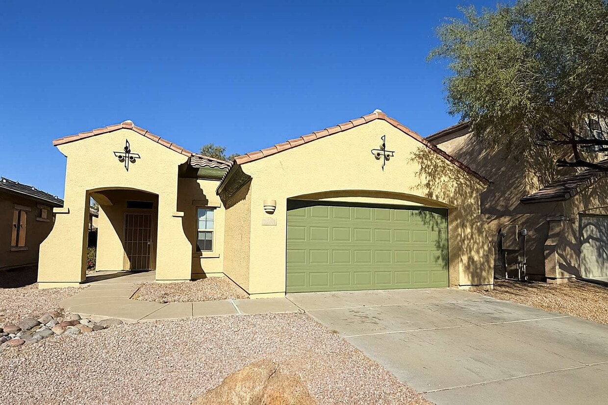 Foto principal - "Charming 3-Bed, 2-Bath Oasis with 1,430 Sq Ft in Phoenix's Heart!"