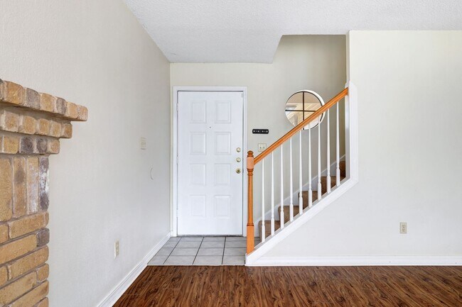 Foto del edificio - 9906-9908 Ardash Ln