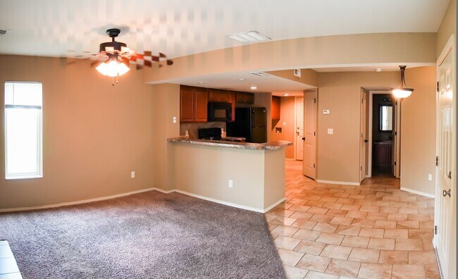 Building Photo - 2b 1b Condo w GARAGE included