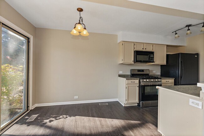 Building Photo - 1605 College Green Dr